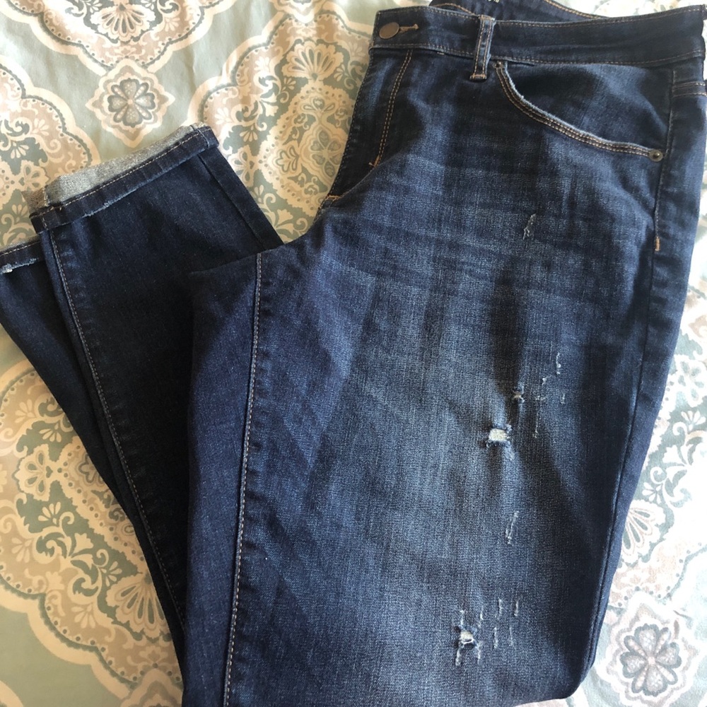 Slightly distressed ankle Capri